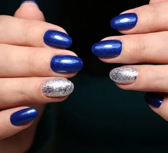 Jaki manicure do granatowej sukienki? Oto idealne kolory i style Jaki manicure do granatowej sukienki? Oto idealne kolory i style