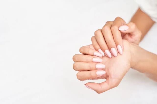 Jak przedłużyć paznokcie na tipsie – uniknij najczęstszych błędów Jak przedłużyć paznokcie na tipsie – uniknij najczęstszych błędów