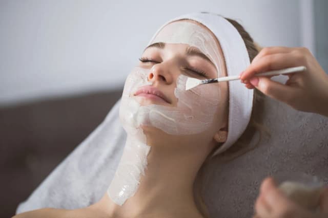 Jak stosować peeling do twarzy, aby uniknąć podrażnień i uzyskać gładką skórę Jak stosować peeling do twarzy, aby uniknąć podrażnień i uzyskać gładką skórę
