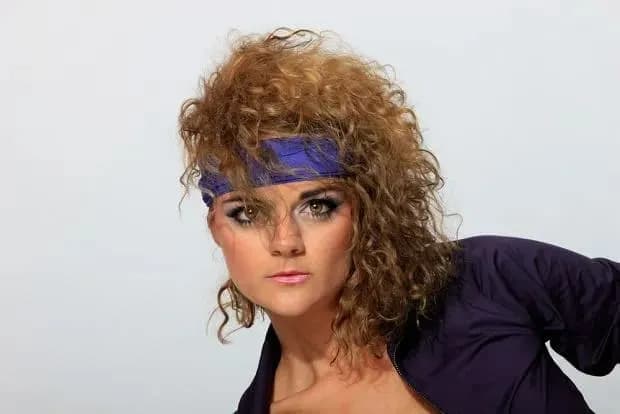 Jak zrobić fryzurę z lat 80, aby wyglądać stylowo i modnie Jak zrobić fryzurę z lat 80, aby wyglądać stylowo i modnie