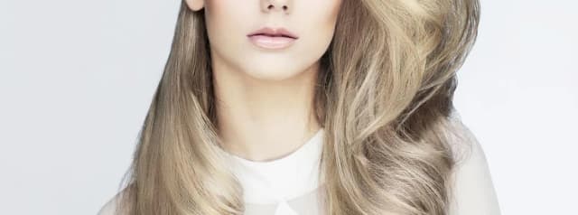 Fryzury dla wdowiego szpica, które podkreślą Twój styl i urodę Fryzury dla wdowiego szpica, które podkreślą Twój styl i urodę