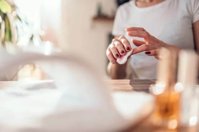Skuteczne sposoby na usunięcie manicure hybrydowego bez uszkodzeń Skuteczne sposoby na usunięcie manicure hybrydowego bez uszkodzeń